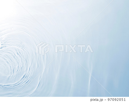 夏の海のような波紋の出ている水面の写真 97092051