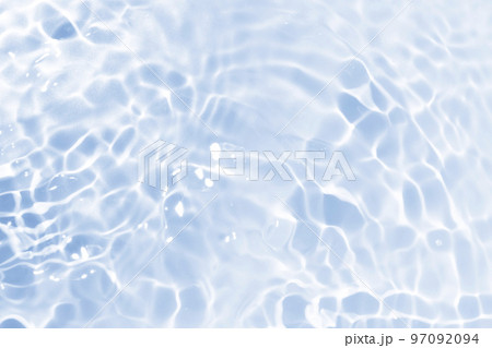 夏の海のような波紋の出ている水面の写真 97092094