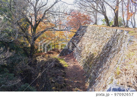 高取城跡の石垣と紅葉/奈良県【国指定史跡・日本三大山城・日本百名城】 高取城跡の石垣と紅葉/奈良県【国指定史跡・日本三大山城・日本百名城】 97092657