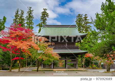 神奈川県鎌倉市　紅葉シーズンの円覚寺 97092689