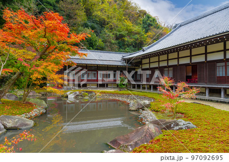 神奈川県鎌倉市　紅葉シーズンの円覚寺 97092695