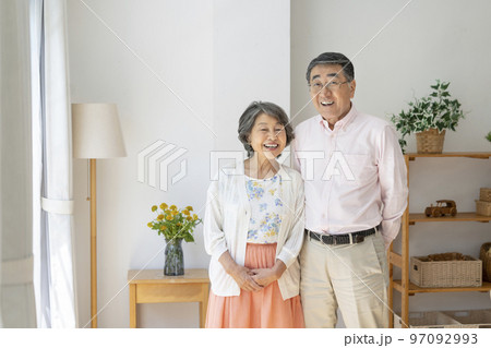 カメラ目線の70代後半の夫婦　ポートレート 97092993