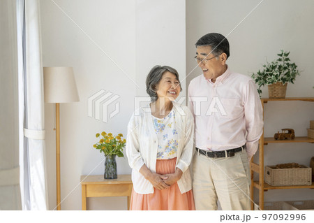 笑顔70代後半の夫婦　ポートレート 97092996