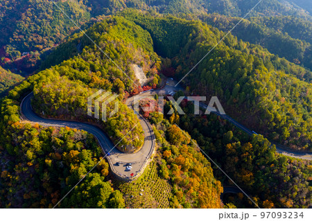 ドローン撮影｜朝もやに包まれた保津峡の幻想的な風景｜京都府京都市 97093234