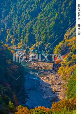 紅葉の保津渓をトロッコ列車が走る鉄橋の朝もや風景|京都府京都市 紅葉の保津渓をトロッコ列車が走る鉄橋の朝もや風景|京都府京都市 97093246