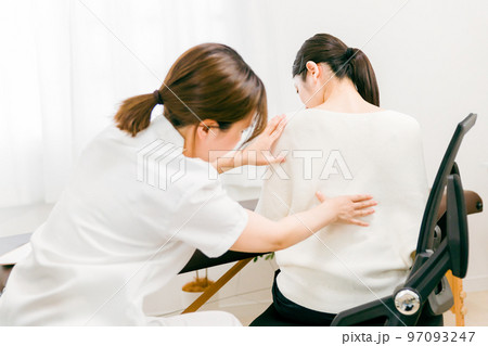 病院で腰痛・脊椎の痛みで治療を受ける患者とアジア人女性医師・理学療法士・看護師 病院で腰痛・脊椎の痛みで治療を受ける患者とアジア人女性医師・理学療法士・看護師 97093247