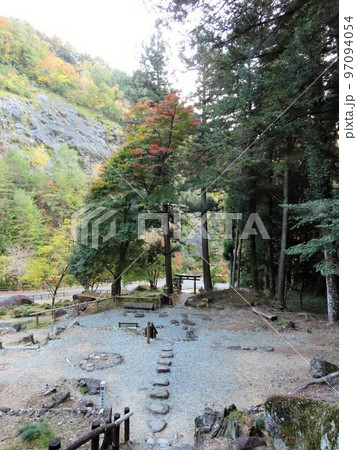 縄文時代の史跡、岩屋岩蔭遺跡、いわやいわかげいせき、サークルストーンのような石 縄文時代の史跡、岩屋岩蔭遺跡、いわやいわかげいせき、サークルストーンのような石 97094054