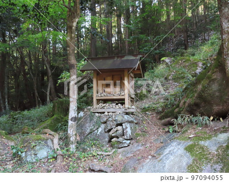縄文時代の史跡、岩屋岩蔭遺跡、いわやいわかげいせき、岐阜県下呂市、 金山巨石群、小さな石の入った社 97094055