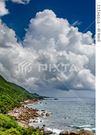洋上アルプス屋久島の海と海岸(6月)夏の雲と西部林道地域 97094111