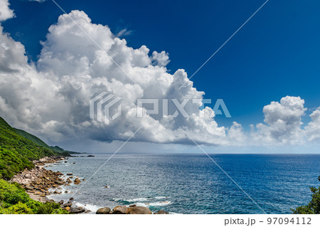 洋上アルプス屋久島の海と海岸(6月)夏の雲と西部林道地域 97094112