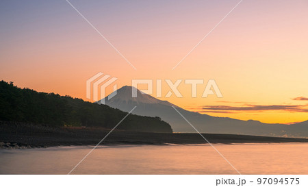 三保の松原から望む富士山（夜明け） 97094575