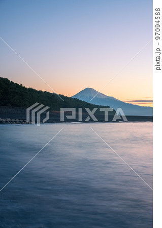 三保の松原から望む富士山(夜明け) 三保の松原から望む富士山(夜明け) 97094588