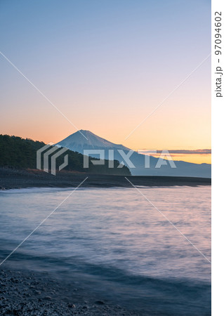 三保の松原から望む富士山(夜明け) 三保の松原から望む富士山(夜明け) 97094602