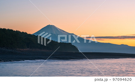 三保の松原から望む富士山(夜明け) 三保の松原から望む富士山(夜明け) 97094620