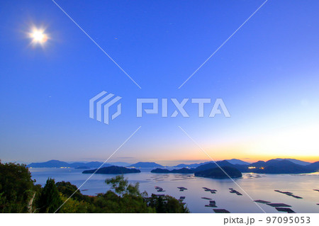 夕暮れの瀬戸内風景 97095053