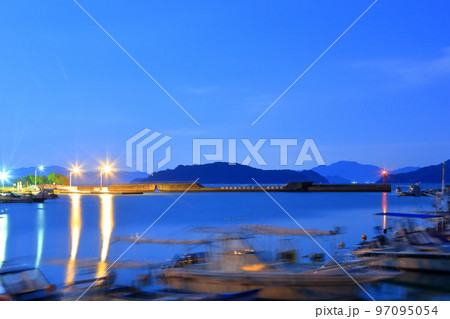 安浦港で防波堤の役割をしている武智丸 97095054