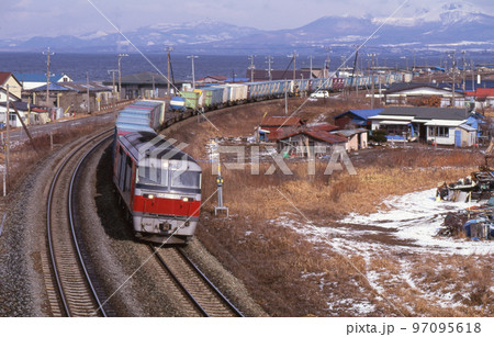 室蘭本線　崎守ー黄金　JR貨物　DF200-11（鷲別） 97095618