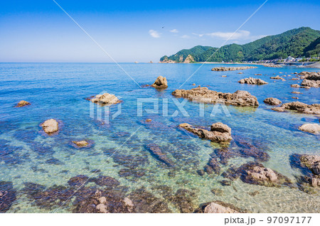 新潟　村上市の海岸 97097177