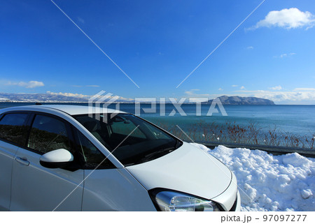 真冬の北海道ドライブ 雪がちらつく中で函館山を見ながら海岸で休憩 真冬の北海道ドライブ 雪がちらつく中で函館山を見ながら海岸で休憩 97097277