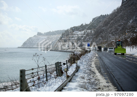 冬の北海道 凍結した道 アイスバーン 冬の北海道 凍結した道 アイスバーン 97097280