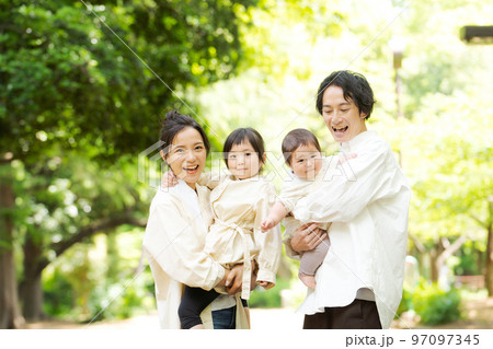 公園で遊ぶ家族 公園で遊ぶ家族 97097345