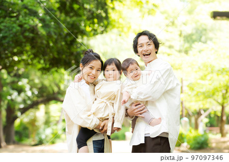 公園で遊ぶ家族 97097346