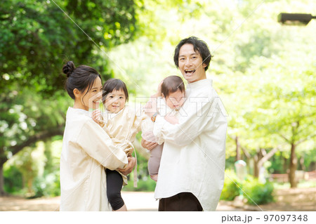 公園で遊ぶ家族 公園で遊ぶ家族 97097348