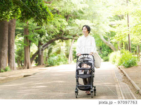 公園で遊ぶパパと赤ちゃん 97097763