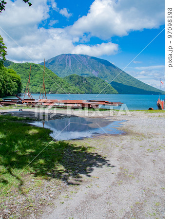 美しい中禅寺湖畔の千手ヶ浜 97098198