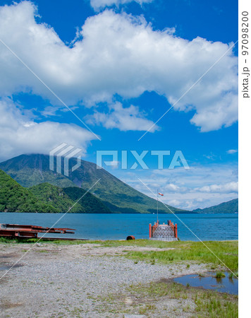 美しい中禅寺湖畔の千手ヶ浜 97098200