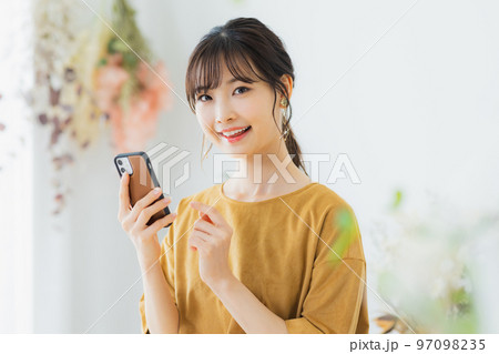 スマホを見る女性 97098235