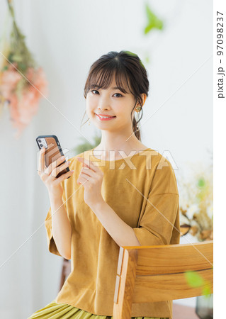 スマホを見る女性 97098237