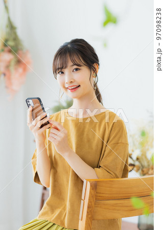 スマホを見る女性 スマホを見る女性 97098238