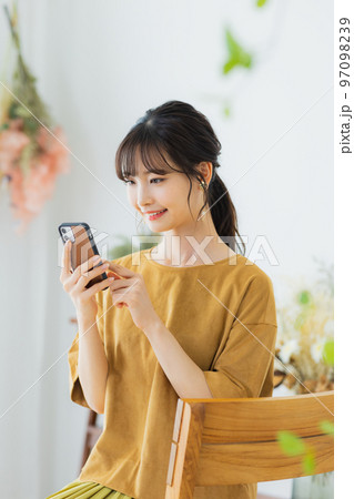 スマホを見る女性 97098239