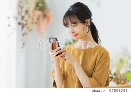 スマホを見る女性 スマホを見る女性 97098241