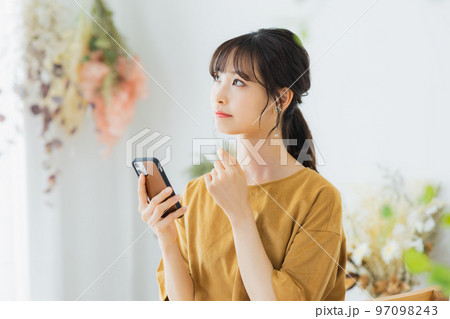 スマホを見る女性 スマホを見る女性 97098243