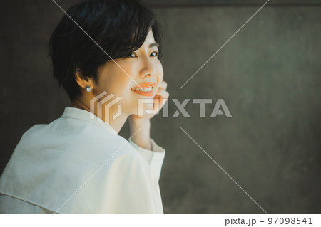 白いシャツの女性 97098541
