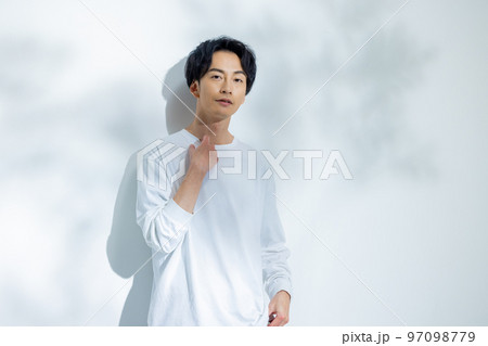 白いTシャツの男性　 97098779