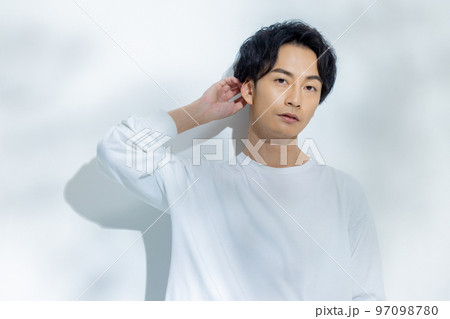 白いTシャツの男性　 97098780