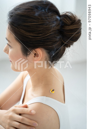 肩にお灸をする様子 肩にお灸をする様子 97098943