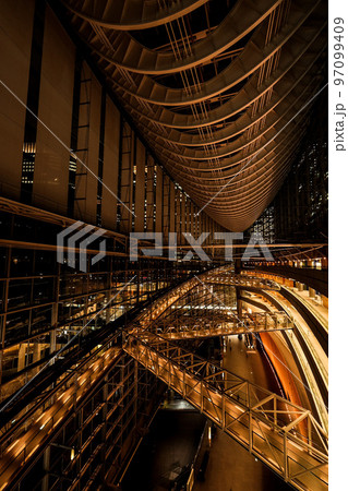 東京国際フォーラム　館内　夜景 97099409