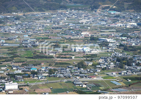 紀の川フライトパークからJR和歌山線方面を望む 105系 紀の川フライトパークからJR和歌山線方面を望む 105系 97099507