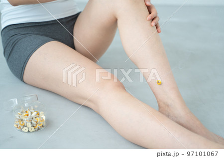 足にお灸をする女性の様子 97101067