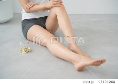 足にお灸をする女性の様子 97101068