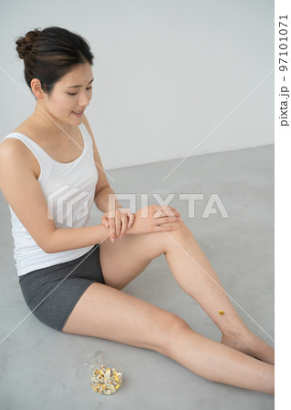 足にお灸をする女性の様子 97101071