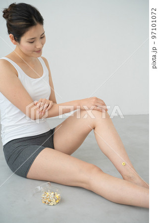 足にお灸をする女性の様子 97101072