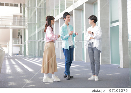 立ち止まって打ち合わせするビジネスパーソン男女_1 立ち止まって打ち合わせするビジネスパーソン男女_1 97101076