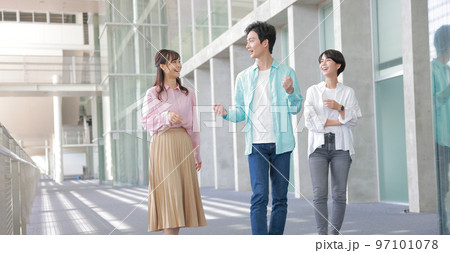歩きながら話すビジネスパーソン男女_2 歩きながら話すビジネスパーソン男女_2 97101078