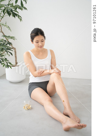 足にお灸をする女性の様子 97101261