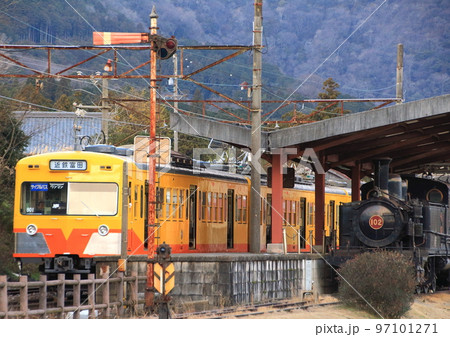 三岐鉄道三岐線西藤原駅ホームに停車している上り電車 97101271